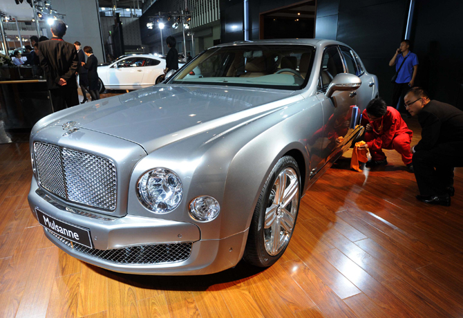 A worker cleans the surface of a vehicle during the 2010 Nanjing International Auto Show in Nanjing, capital of east China&apos;s Jiangsu Province, Sept. 28, 2010. The seven-day auto show, displaying more than 500 vehicles of 75 brands, kicked off at Nanjing International Expo Center on Tuesday. [Xinhua]