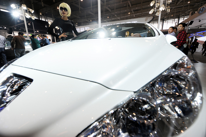 A model displays a vehicle during the 2010 Nanjing International Auto Show in Nanjing, capital of east China&apos;s Jiangsu Province, Sept. 28, 2010. The seven-day auto show, displaying more than 500 vehicles of 75 brands, kicked off at Nanjing International Expo Center on Tuesday. [Xinhua]