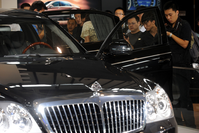 People visit the 2010 Nanjing International Auto Show in Nanjing, capital of east China&apos;s Jiangsu Province, Sept. 28, 2010. The seven-day auto show, displaying more than 500 vehicles of 75 brands, kicked off at Nanjing International Expo Center on Tuesday. [Xinhua]