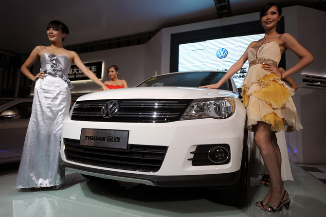 Models display a vehicle during the 2010 Nanjing International Auto Show in Nanjing, capital of east China&apos;s Jiangsu Province, Sept. 28, 2010. The seven-day auto show, displaying more than 500 vehicles of 75 brands, kicked off at Nanjing International Expo Center on Tuesday. [Xinhua]