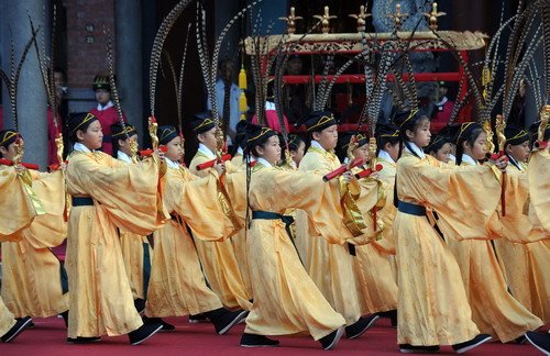 Students perform Bayi Wu (Eight Row Dance) during a traditional ritual to celebrate Confucius&apos; birthday at the Confucius Temple in Taipei, Sept 28, 2010. Ceremonies were held across China Tuesday to commemorate the 2561st birthday of China&apos;s great philosopher and educator, Confucius (551-479 BC). [Xinhua]