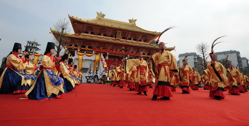 Performers play musical instruments and dance during a ceremony to mark the 2561st anniversary of Confucius&apos; birth at the Confucius Temple in Liuzhou, South China&apos;s Guangxi Zhuang autonomous region, Sept 28, 2010. [Xinhua] 