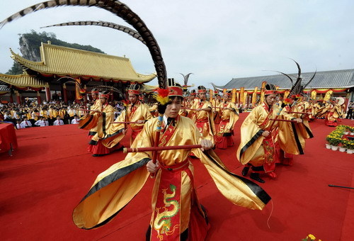 Performers play musical instruments and dance during a ceremony to mark the 2561st anniversary of Confucius&apos; birth at the Confucius Temple in Liuzhou, South China&apos;s Guangxi Zhuang autonomous region, Sept 28, 2010. [Xinhua]