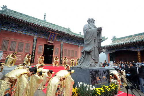 Performers bow to the Confucius statue during a ceremony at Lanzhou Chinese Studies House to celebrate the 2561st anniversary of Confucius&apos; birth in Lanzhou, Northwest China&apos;s Gansu province, Sept 28, 2010. [Xinhua]