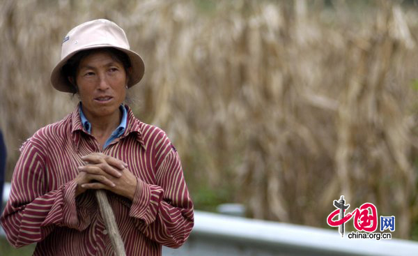 A woman leads an ox by the roadside at a village near the Xichang Satellite Launch Center, Southwest China&apos;s Sichuan province, on Tuesday, Sept 28, 2010. [CFP]