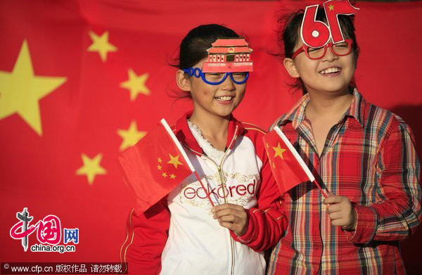 A themed day titled &apos;I Love You, China&apos; is held in Tianjin International School on Sept 28,as the 61st anniversary of National Day approaches. Students wearing specially-designed Tian&apos;anmen glass-ornaments sing songs and read poems to express good wishes to their mother country. [CFP] 