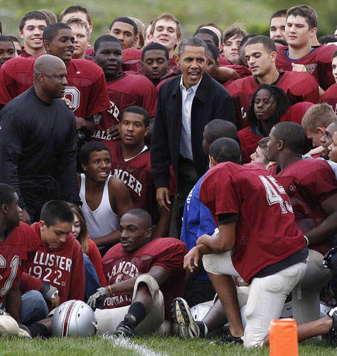 U.S. President Barack Obama visits the La Follette High School football team in Madison, Wisconsin, September 28, 2010. [Xinhua/Reuters] 