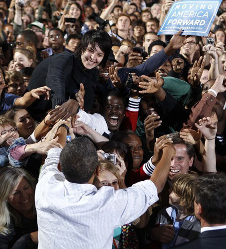 U.S. President Barack Obama visits the La Follette High School football team in Madison, Wisconsin, September 28, 2010. [Xinhua/Reuters] 