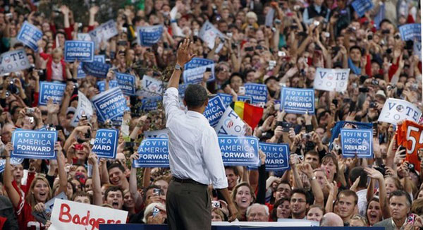 U.S. President Barack Obama visits the La Follette High School football team in Madison, Wisconsin, September 28, 2010. [Xinhua/Reuters] 