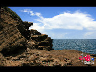 Xieyang Island is a small island of no more than 2 square kilometers (about 0.8 square miles) located about 10 miles from Weizhou Island. Weizhou Island, south of Beihai city, in southwest China's Guangxi Zhuang Autonomous Region.It is China's largest and youngest volcano. [Photo by Fu Guoyun]