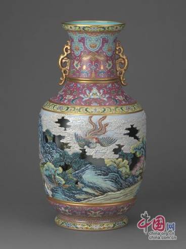 The rotation center bottle, shown for the first time in China, is the most valuable piece of the exhibition at more than 300 million yuan (US$44.8 million). It was made during Emperor Qianlong's reign during the Qing Dynasty (1735-1796).