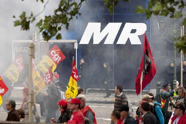 European workers and trade union representatives take part in a 'No to austerity! Priority for jobs and growth!' protest on the streets of Brussels, Belgium, Sept. 29, 2010. The demonstration was organised by the 27 trade unions of the EU countries. [Thierry Monasse/Xinhua] 