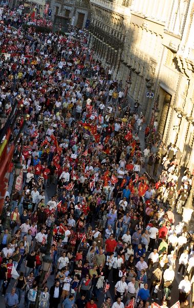 Labour Union workers march during a general strike in Madrid, capital of Spain, Sept. 29, 2010. A general strike, which was led by Union Leaders Carmona Mendez and Ignacio Toxo, hit Spain on Wednesday, in protest against the labor reform by Spanish Prime Minister, Jose Luis Rodriguez Zapatero and his Socialist Party ( PSOE). [Eduardo Dieguez/Xinhua]