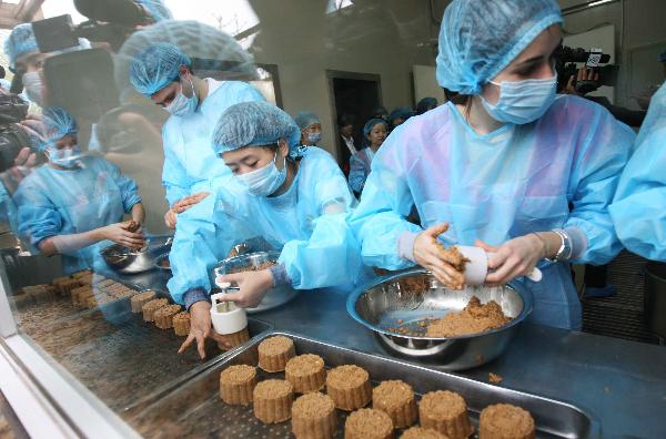 'Pambassador' candidates practice making food for pandas during a tryout for 'Project Panda' in Chengdu, Southwest China's Sichuan province in this photo taken on Sept 24, 2010. [Photo/Xinhua]