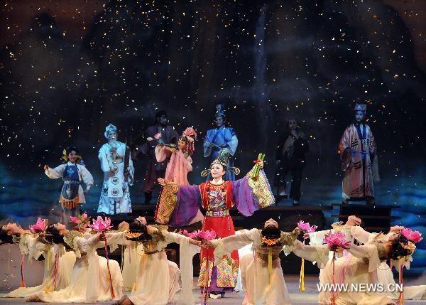 Actors perform during a dress rehearsal of the 'Gezai' opera 'Caoguojiu' in Taipei, southeast China's Taiwan, Sept. 29, 2010. The performance 'Caoguojiu' will be staged in Taipei from Sept. 30 to Oct. 3.