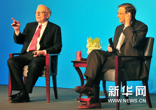 US billionaires Warren Buffett (right) and Bill Gates host a banquet in Beijing on Wednesday night that has sparked debate about Chinese philanthropy. [Xinhua photo]