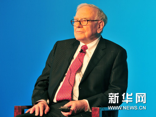 US billionaires Warren Buffett and Bill Gates hold a press conference in Beijing on Thursday. The billionaires host a banquet in Beijing on Wednesday night that has sparked debate about Chinese philanthropy. In the photo is US billionaire Warren Buffett. [Xinhua photo]