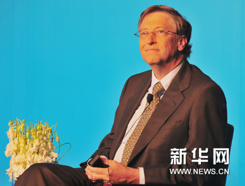 US billionaires Warren Buffett and Bill Gates hold a press conference in Beijing on Thursday. The billionaires host a banquet in Beijing on Wednesday night that has sparked debate about Chinese philanthropy. In the photo is US billionaire Bill Gates. [Xinhua photo] 