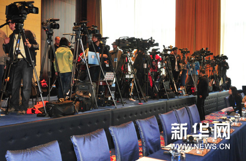 US billionaires Warren Buffett and Bill Gates hold a press conference in Beijing on Thursday. The billionaires host a banquet in Beijing on Wednesday night that has sparked debate about Chinese philanthropy. [Xinhua photo]