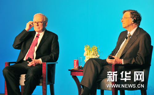 US billionaires Warren Buffett (left) and Bill Gates hold a press conference in Beijing on Thursday. The billionaires host a banquet in Beijing on Wednesday night that has sparked debate about Chinese philanthropy. [Xinhua photo]