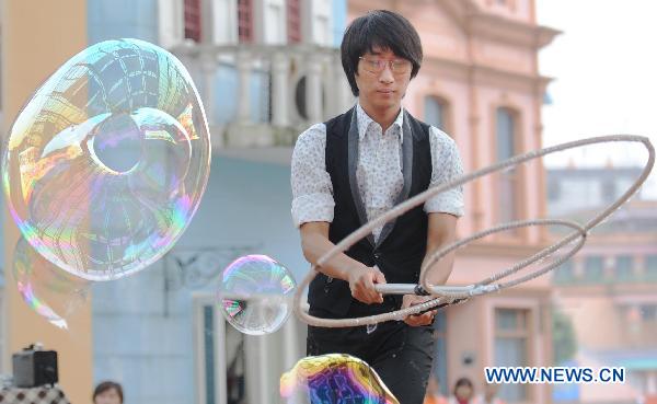 South Korean artist Lee Won-Jae gives soap bubble performance for visitors in an amusement park named 'the Window of the World' in Changsha, capital of central China's Hunan Province, Sept. 29, 2010.