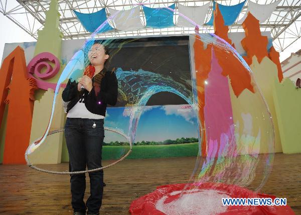 An audience enjoys staying in a bubble during a bubble show in an amusement park named 'the Window of the World' in Changsha, capital of central China's Hunan Province, Sept. 29, 2010.