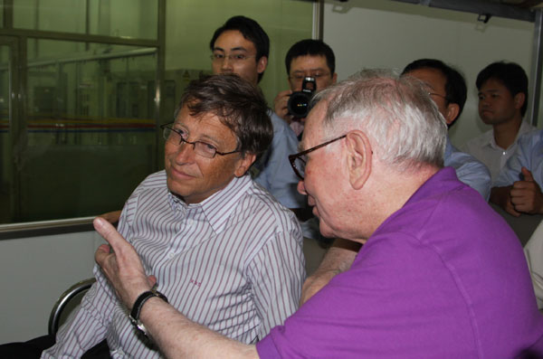 Bill Gates (left) and Warren Buffett visit the battery examination center of BYD Auto in Huizhou, Guangdong province, on Tuesday. [Xinhua photo]