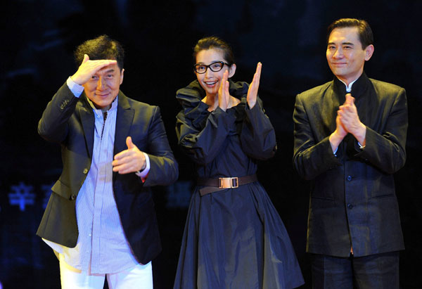 Jackie Chan, Li Bingbing and Winston Chao celebrate as the movie The 1911 Revolution started filming in Fuxin City of northeast China's Liaoning Province on Wednesday, September 29, 2010. [Photo: CFP]