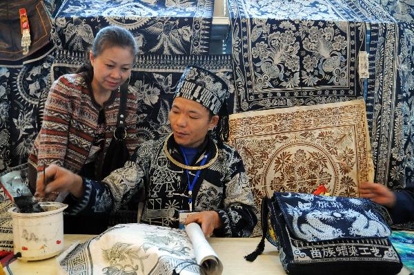 A man makes an encaustic art work during a tourism products designing contest held in Guiyang, capital of southwest China's Guizhou Province, Sept. 29, 2010. Some 300 folk artists took part in the two-day contest, presenting more than 600 art works. [Xinhua photo]
