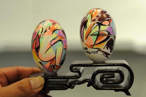Egg painting art works are seen during a tourism products designing contest held in Guiyang, capital of southwest China's Guizhou Province, Sept. 29, 2010. Some 300 folk artists took part in the two-day contest, presenting more than 600 art works. [Xinhua photo]