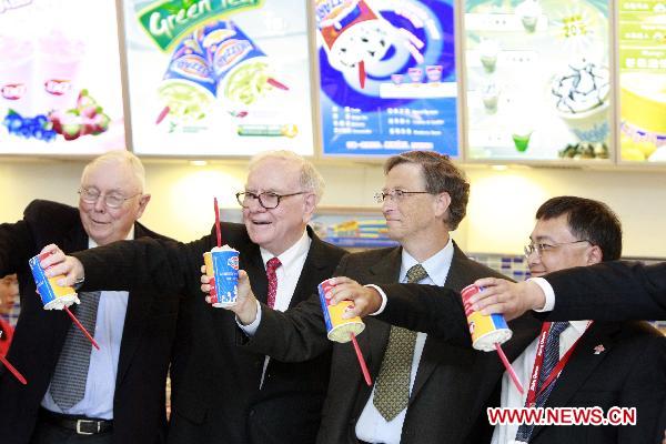 U.S. billionaire investor and Berkshire Hathaway CEO Warren Buffett (2nd L) and Microsoft founder Bill Gates (2nd R) pose for a photo while each holds a cup of DQ ice cream at a new Dairy Queen store in Beijing, capital of China, Sept. 30, 2010. International Dairy Queen Inc is owned by Berkshire Hathaway. (Xinhua/Ren Zhenglai) 