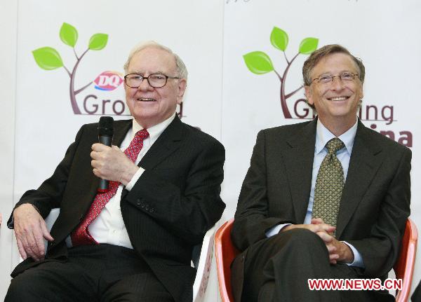  U.S. billionaire investor and Berkshire Hathaway CEO Warren Buffett (L) and Microsoft founder Bill Gates are seen attending the opening of a new Dairy Queen store in Beijing, capital of China, Sept. 30, 2010.(Xinhua/Ren Zhenglai)