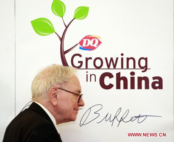 U.S. billionaire investor and Berkshire Hathaway CEO Warren Buffett signs an autograph at a new Dairy Queen store in Beijing, capital of China, Sept. 30, 2010.(Xinhua/Ren Zhenglai)