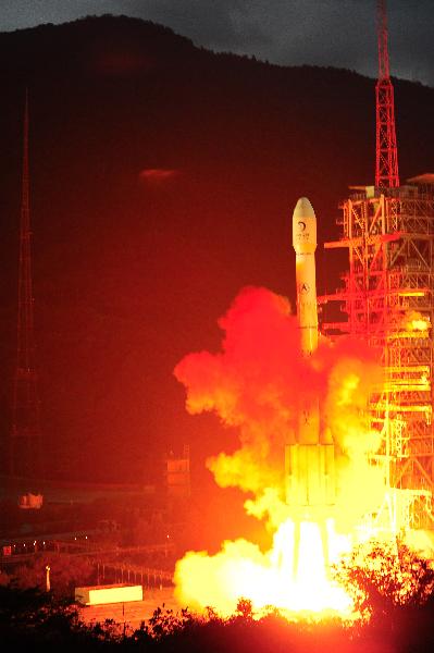 Long March 3C rocket carrying China's second unmanned lunar probe, Chang'e II, lifts off from the launch pad at the Xichang Satellite Launch Center in southwest China's Sichuan Province, at 18:59:57 (Beijing time) on Oct. 1, 2010. (Xinhua/Li Gang)