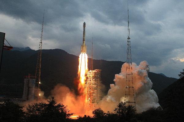 Long March 3C rocket carrying China's second unmanned lunar probe, Chang'e II, lifts off from the launch pad at the Xichang Satellite Launch Center in southwest China's Sichuan Province, at 18:59:57 (Beijing time) on Oct. 1, 2010. (Xinhua/Li Gang)