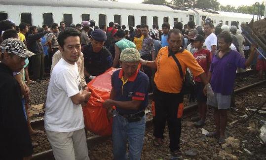 Police and residents search for victims after two trains collided in Pemalang of the Indonesia's central Java province October 2, 2010. At least 46 people have been killed and several injured in a train crash in Indonesia's central Java, local news service Antara reported on Saturday. [Xinhua/Reuters]