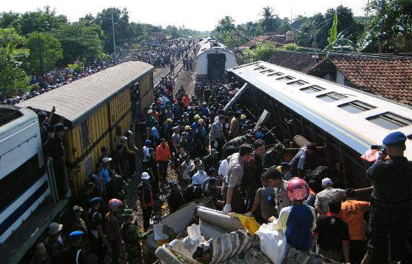 Police and residents search for victims after two trains collided in Pemalang of the Indonesia's central Java province October 2, 2010. At least 46 people have been killed and several injured in a train crash in Indonesia's central Java, local news service Antara reported on Saturday. [Xinhua/Reuters]