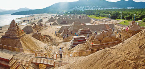 A collection of remarkable sand sculptures have created a new scenic spot on Zhujiajian Island, near Zhoushan. Provided to China Daily