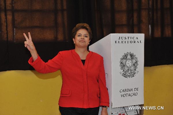 Brazil's ruling Workers' Party presidential candidate Dilma Rousseff poses for a photo after casting her vote at a polling station in Porto Alegre, southern Brazil, Oct. 3, 2010. [Xinhua]