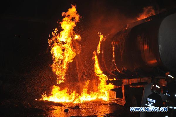 The NATO oil tankers are burning following an attack in Rawalpindi near Islamabad, Pakistan, Oct. 4, 2010. [Xinhua]