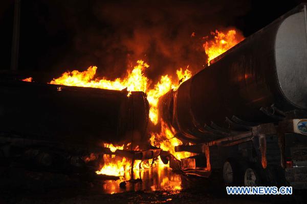 2 NATO oil tankers are burning following an attack in Rawalpindi near Islamabad, Pakistan, Oct. 4, 2010. [Xinhua] 