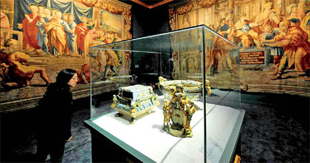 A visitor looks at artifacts from 17th century Italy during an exhibition about Matteo Ricci, an Italian Jesuit priest and cultural ambassador who lived in China from 1582 until his death in 1610. The exhibition featured in this file photo was held in June and July at the Nanjing Museum in Jiangsu province. [China Daily]