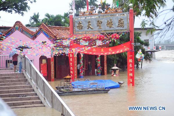 Photo taken on Oct. 5, 2010 shows a flood-hit temple in Qionghai City, south China&apos;s Hainan Province. Heavy rains will hit Leizhou Peninsula and Hainan Province where heavy rain has pounded for four days and the average precipitation has exceeded 200 mm in most parts, according to the local weather bureau. Local government and the weather bureau also issued warnings on potential geological disasters triggered by the heavy rains in seven cities and counties in Hainan. [Meng Zhongde/Xinhua] 