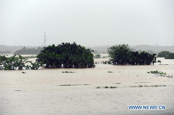 Photo taken on Oct. 5, 2010 shows flood-hit farms in Qionghai City, south China&apos;s Hainan Province. Heavy rains will hit Leizhou Peninsula and Hainan Province where heavy rain has pounded for four days and the average precipitation has exceeded 200 mm in most parts, according to the local weather bureau. Local government and the weather bureau also issued warnings on potential geological disasters triggered by the heavy rains in seven cities and counties in Hainan.[Meng Zhongde/Xinhua]