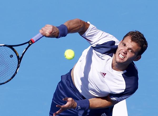 Andy Murray of Britain returns the ball to Paul-Henri Mathieu of France during the men&apos;s singles first round match at the China Open tennis tournament in Beijing, capital of China, Oct. 5, 2010. Murray won 2-0. [Chen Jianli/Xinhua]