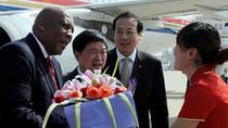 Lesotho's King Letsie III (L) receives flowers in Xi'an Xianyang International Airport near Xi'an, capital of northwest China's Shaanxi Province, Oct. 5, 2010. Letsie III arrived in Xi'an for a visit Tuesday. [Xinhua/Liu Xiao]