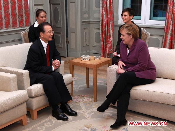 Chinese Premier Wen Jiabao (L Front) meets with German Chancellor Angela Merkel (R Front) at the Meseberg Palace, north of Berlin, Germany, Oct. 5, 2010. [Xinhua/Pang Xinglei] 