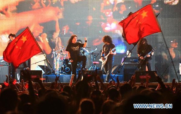 A singer performs during a beach music party in Zhuhai, south China's Guangdong Province, Oct. 4, 2010. Bands from home and abroad performed during the party held on the Jida bathing beach on Monday. [Xinhua/Li Jianshu]