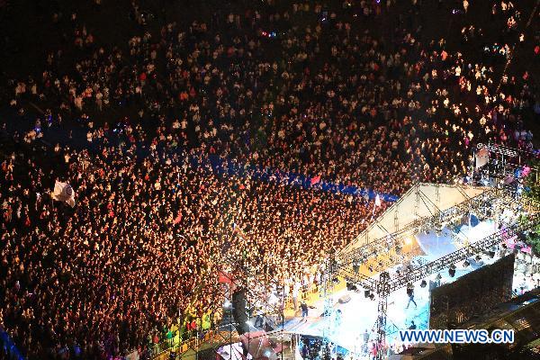 Photo taken on Oct. 4, 2010 shows a beach music party in Zhuhai, south China's Guangdong Province. [Xinhua/Li Jianshu]