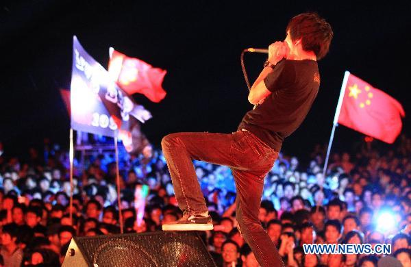 A singer performs during a beach music party in Zhuhai, south China's Guangdong Province, Oct. 4, 2010. [Xinhua/Li Jianshu]